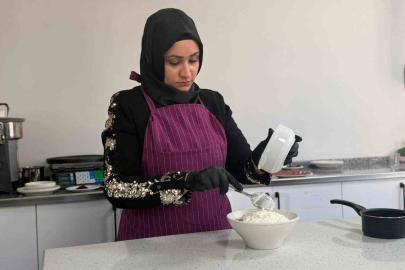 Siverek’te aşçılık kursuna giden kadınlar yöresel yemekler yapıp sofraları süslüyor