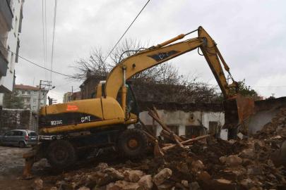 Siverek’te tehlike oluşturan metruk evler bir bir yıkılıyor
