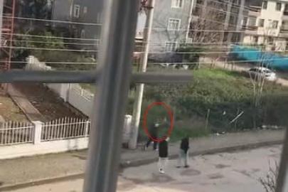 Sokak ortasında havaya ateş eden çocuk kamerada