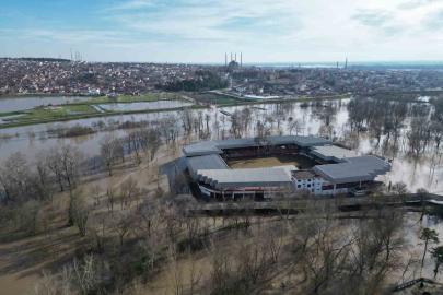 Sular altında kalan Sarayiçi güreş alanında su seviyesi düşüyor