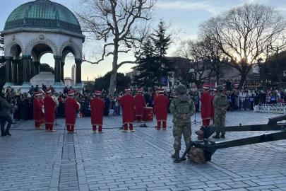 Sultanahmet’te Ramazan ayının ilk iftarında geleneksel top atışı yapıldı