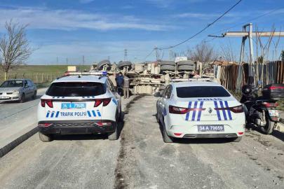 Sultangazi’de beton mikseri devrildi: Sürücü yaralandı