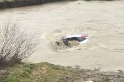 Sürücü kıyıya çıktı, otomobil suda kaldı: Vatandaşlar halatla müdahale etti