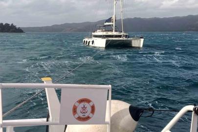 Sürüklenen Yelkenli Katamaran tekneyi Kıyı Emniyet ekipleri kurtardı