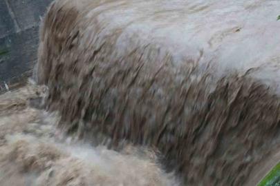 Tabakhane Deresi yağışla birlikte coştu