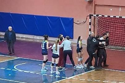 Taraftar sahaya atladı, maç seyircisiz tamamlandı