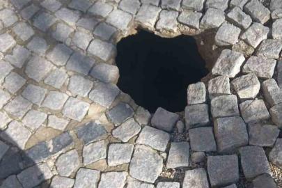 Tarihi altyapı çöktü, yol trafiğe kapatıldı