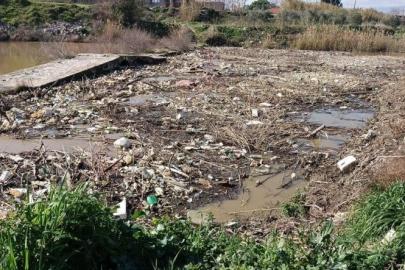 Tarihi taş köprü temizlendi, doğaseverler "yüzer bariyer" istedi