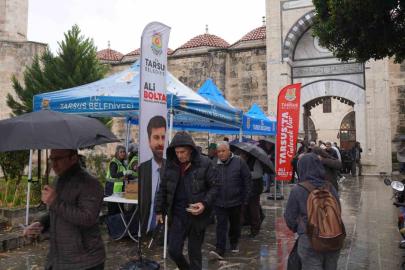 Tarsus’ta 6 Şubat depremlerinin yıl dönümünde helva ikramı yapıldı