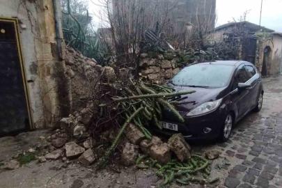 Tarsus’ta duvar çöktü, park halindeki araç zarar gördü