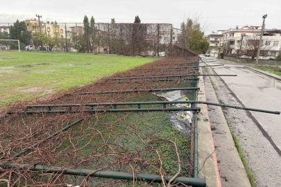 Tarsus’ta yağmur ve fırtına etkili oldu, seralar zarar gördü