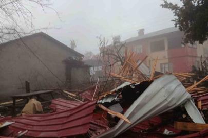 Tarsus’ta yağmur ve fırtına hayatı olumsuz etkiledi