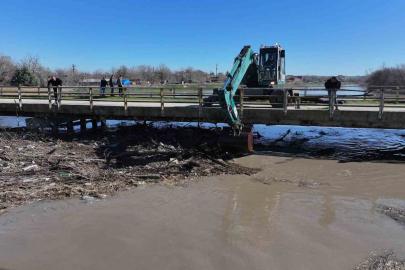 Taşkın nedeniyle kapanan tarihi köprü gözleri açılıyor
