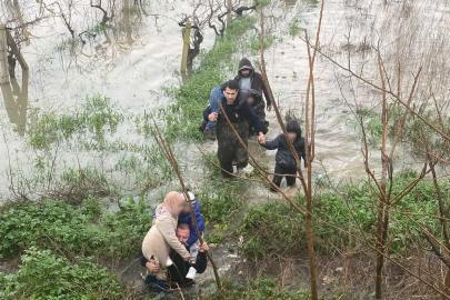 Taşkın sebebiyle mahsur kalan aile kurtarıldı