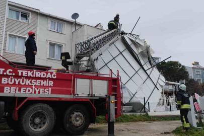 Tekirdağ’da fırtına çatıları uçurdu