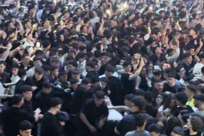 Tekme tokat darp edildi, çevredekiler aldırış etmeden müziğe ayak uydurdu