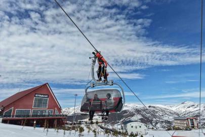 Teleferikte mahsur kalanlar başarılı bir operasyonla kurtarıldı
