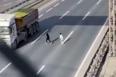 TEM Otoyolu’nda çocukların tehlikeli yolculuğu kamerada