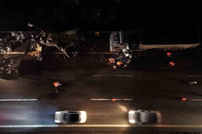 TEM’de mobilya yüklü kamyon ile tır çarpıştı: 1 yaralı