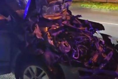 Temizlik aracına çarpan otomobil hurdaya döndü