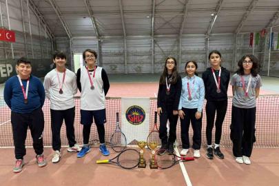 Tenise Gaziantep Kolej Vakfı Özel Okulları damgası