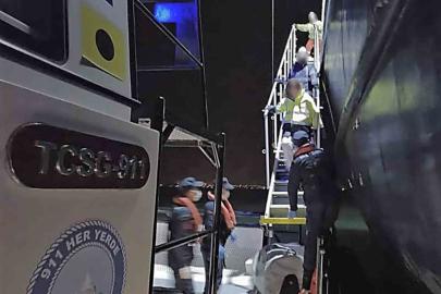 Ticari gemide yaralanan vatandaşa tıbbi tahliye