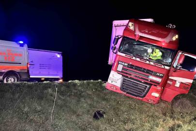 Tır devrilmekten son anda kurtuldu