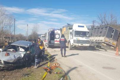 Tır ile kafa kafaya çarpışan otomobilin sürücüsü hayatını kaybetti