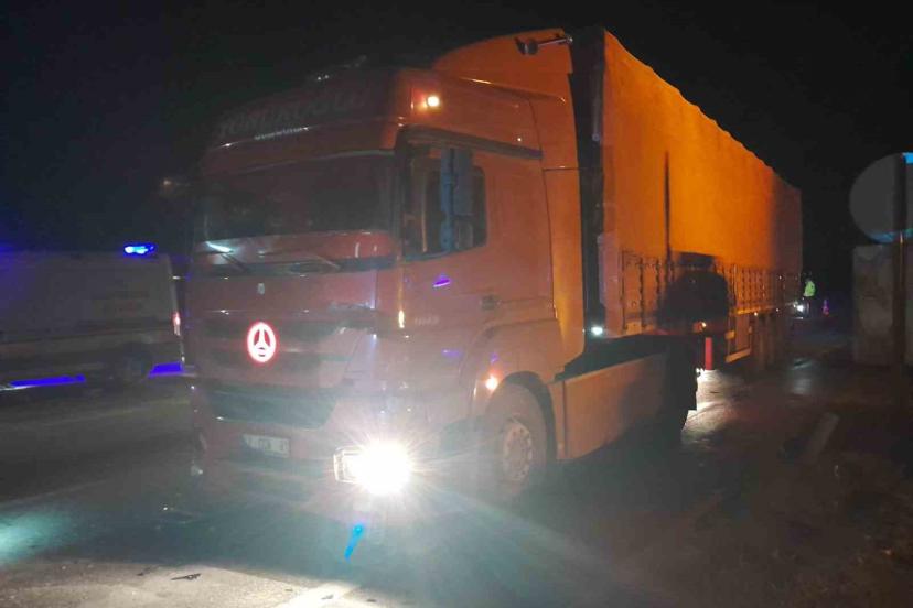 Tır ile ticari taksi çarpıştı: 1 yaralı