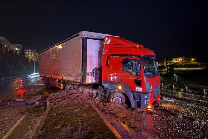 Tır refüje çıktı, 2 otomobil zarar gördü