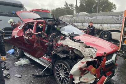 Tıra arkadan çarpan lüks otomobil hurdaya döndü: 2 yaralı