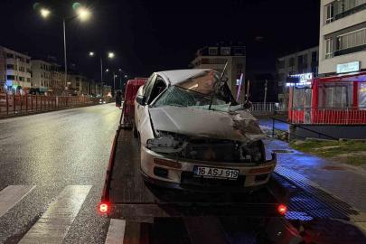 Tıra arkadan çarpan otomobilin sürücüsü yaralandı