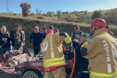 Tıra çarpan otomobil hurdaya döndü: Sürücü şans eseri kurtuldu
