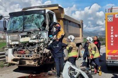 Tırla çarpışan kamyonun sürücüsü yaralandı