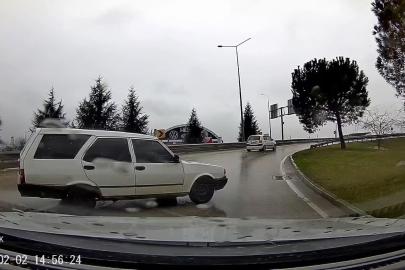 Tofaş marka otomobil yağmurda böyle spin attı