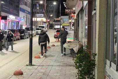 Tokat’ta fırtına ağacı devirdi, vatandaş saniyelerle kurtuldu