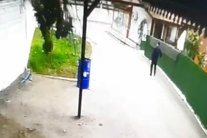 Tokat’ta fırtınanın devirdiği ağacın altında kalmaktan son anda kurtuldu