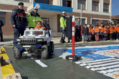 Tokat’ta jandarmadan köy okullarında trafik eğitimi