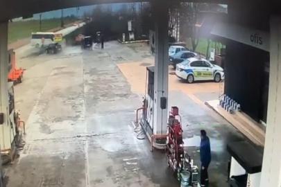 Tokat’ta öğrenci servisinin devrilme anı kamerada