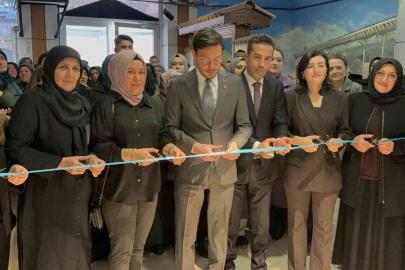 Toktalı kadınların elinde şekillenen çiniler görücüye çıktı