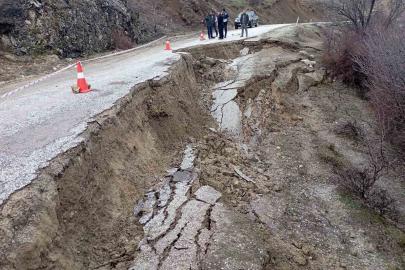 Toprak kaymasının yaşandığı yolda zemin güçlendirme çalışmaları başladı
