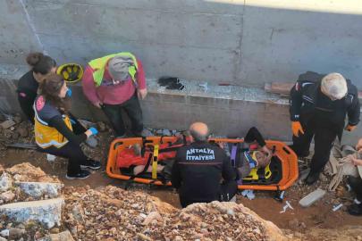 Toprak zemin kaydı, 3 metreden düşüp yaralanan inşaat işçisini ekipler kurtardı