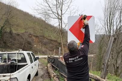 Trafik güvenliği için levhalar yerleştiriliyor