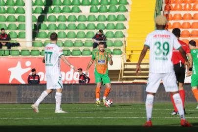 Trendyol Süper Lig: Alanyaspor: 1 - Konyaspor: 0 (İlk yarı)