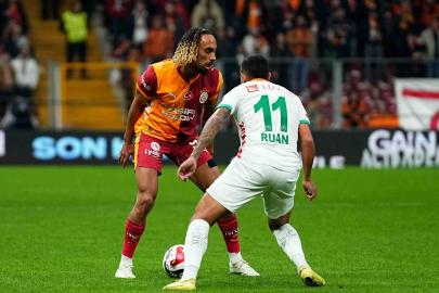 Trendyol Süper Lig: Galatasaray: 1 - Corendon Alanyaspor: 0 (İlk yarı)