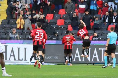 Trendyol Süper Lig: Gaziantep FK: 1 - Trabzonspor: 2 (İlk yarı)