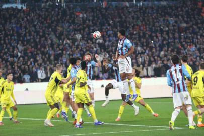 Trendyol Süper Lig: Trabzonspor: 2 - Fenerbahçe: 2 (İlk yarı)