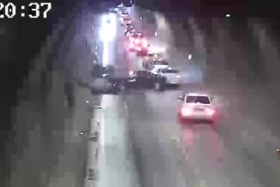 Tünelde otomobiller kafa kafaya çarpıştı, 1 kişi yaralandı: Feci kaza kamerada