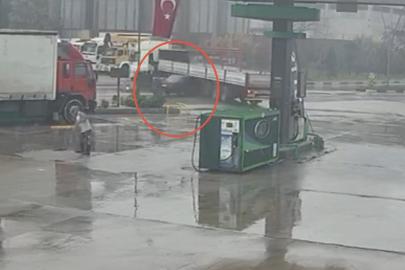 Turgutlu’da otomobil tırın altına ok gibi saplandı. O anlar kamerada
