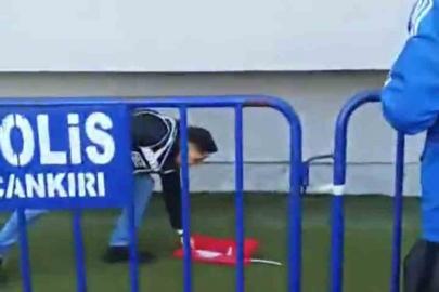 Türk polisinin bayrak sevdası: Tartışma sırasında düşen bayrağı kaldırdı